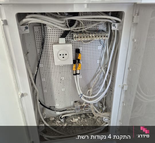 ארון תקשורת עם כבלים ושקע חשמל